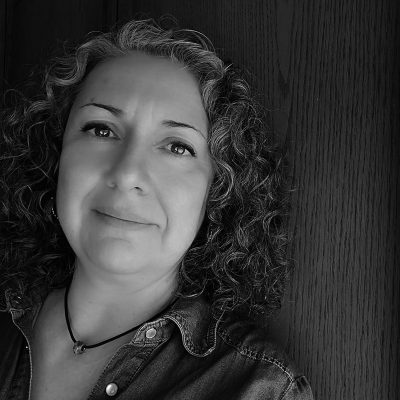 Mirella-Portrait-grau